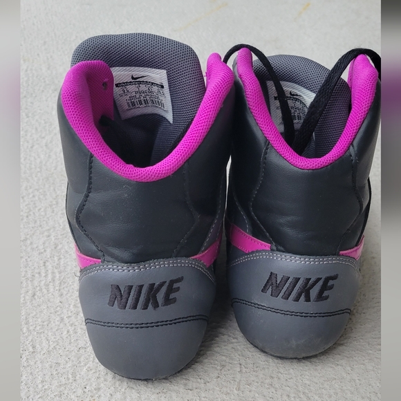 Nike Shoes (9.5) - Picture 4 of 6